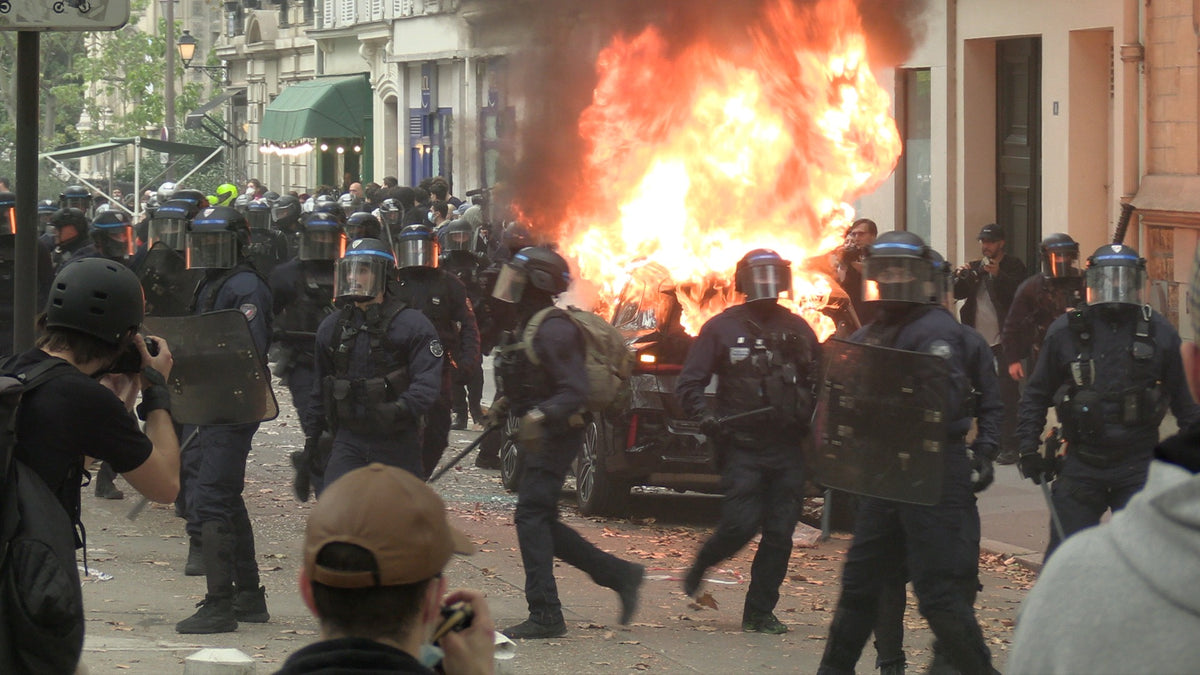 French students clash with police during march through Paris (Acte 5)